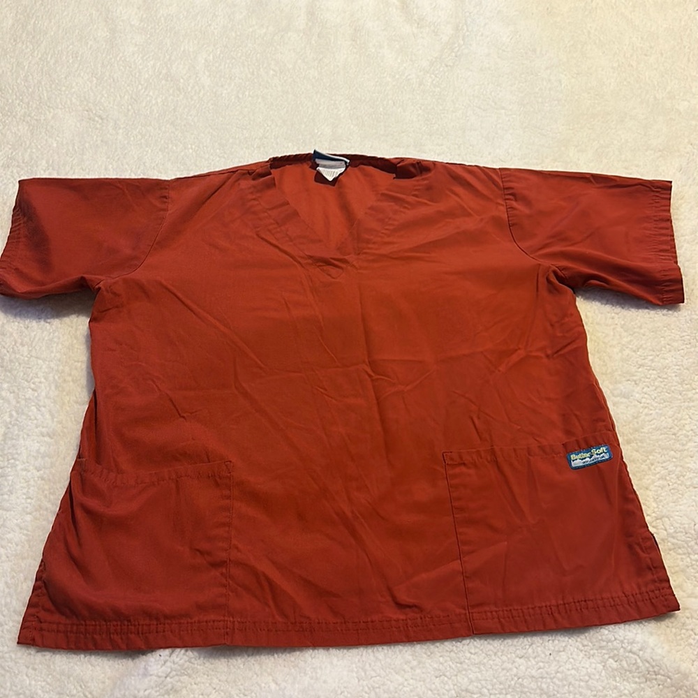 BUTTER SOFT BY UA MEDIUM RUST SCRUB TOP